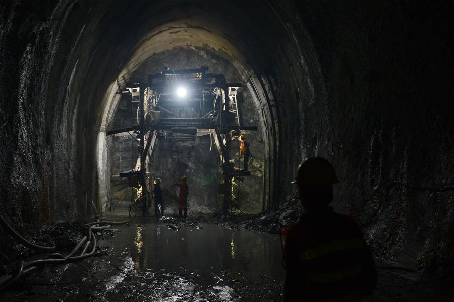 LAOS-OUDOMXAY-BAN NAKOK TUNNEL