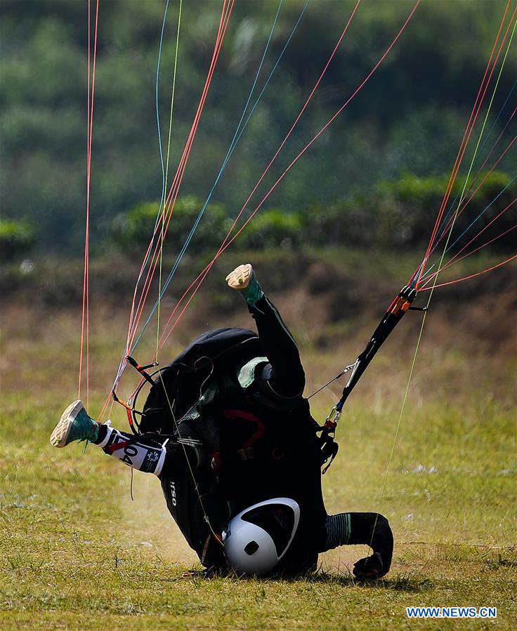 (SP)INDONESIA-PALEMBANG-ASIAN GAMES-PARAGLIDING