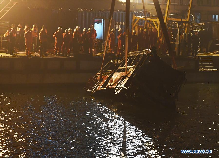 CHINA-CHONGQING-BUS WRECK-RETRIEVED (CN)