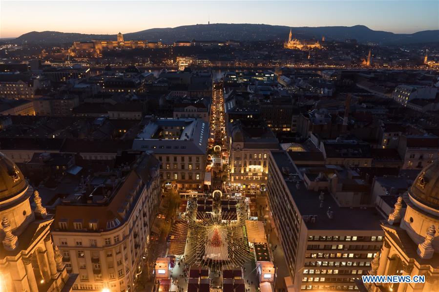 HUNGARY-BUDAPEST-LIGHTS-VIEW