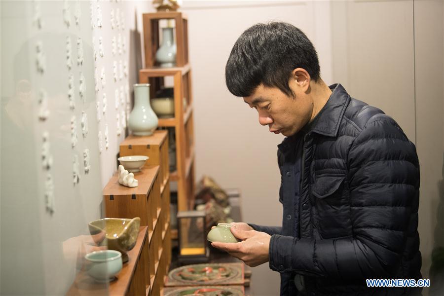 CHINA-ZHEJIANG-LONGQUAN-CELADON-CRAFTSMAN (CN)