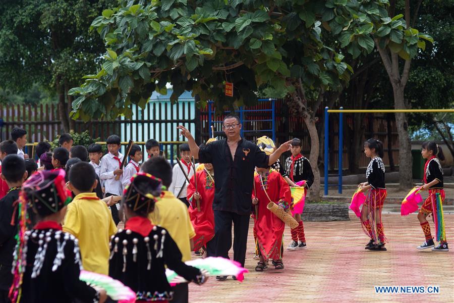 (SP)CHINA-YUNNAN-MANGSHI-MUNAO DANCING