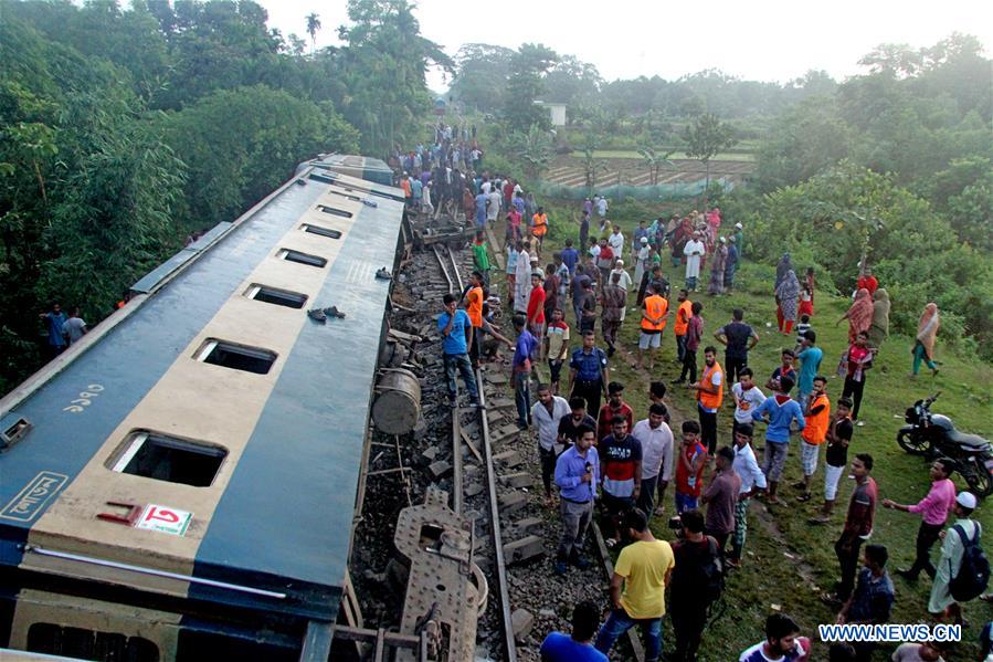 BANGLADESH-ACCIDENT-TRAIN DERAILMENT