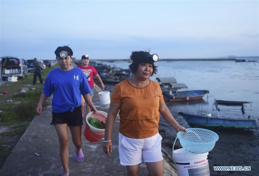 #CHINA-HAINAN-QIONGHAI-BEACHCOMBING(CN)