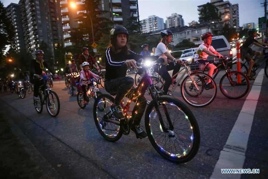 CANADA-VANCOUVER-BIKE THE NIGHT-EVENT