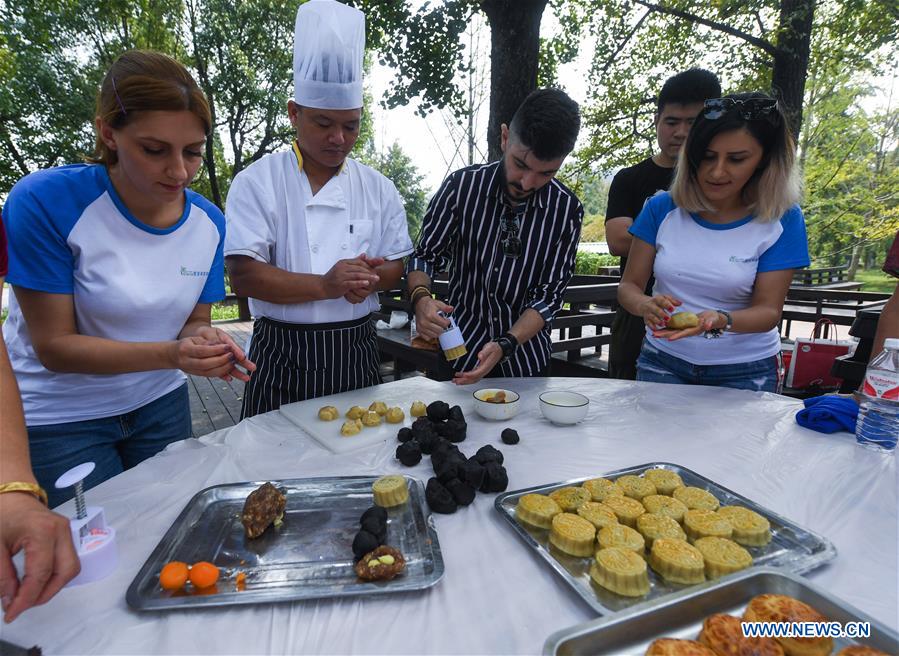 CHINA-ZHEJIANG-FOREIGNERS-MID-AUTUMN FESTIVAL (CN)