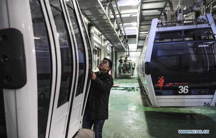 CHINA-SHAANXI-MOUNT HUASHAN-CABLEWAY MAINTENANCE (CN)