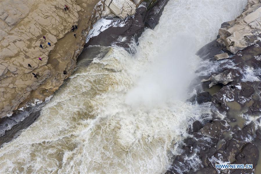 CHINA-HUKOU WATERFALL-WINTER SCENERY(CN)