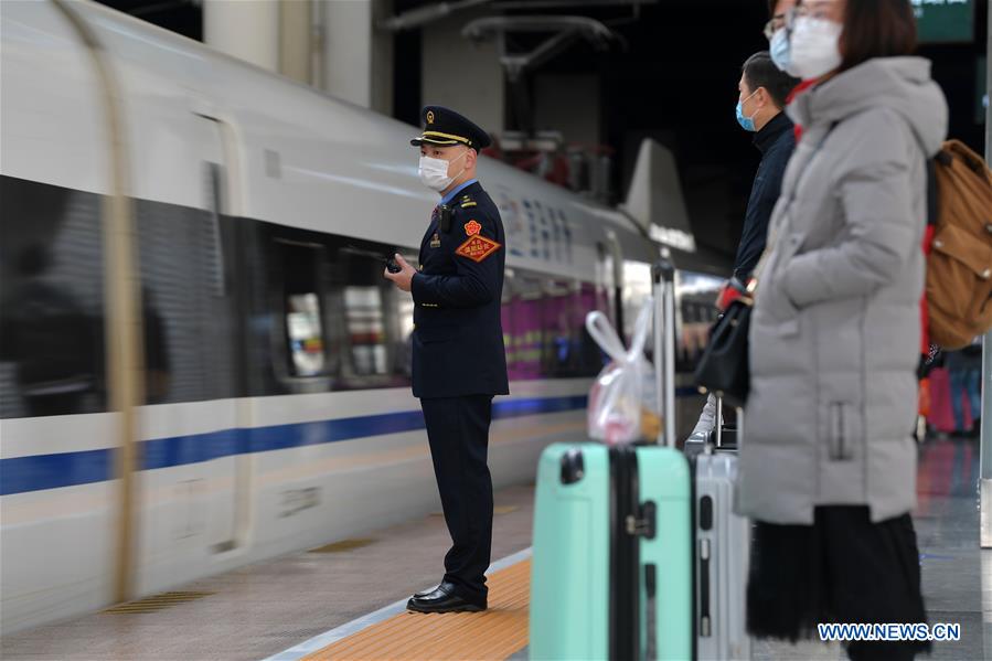 CHINA-JIANGXI-NANCHANG-CORONAVIRUS-RAILWAY STATION-COUPLE (CN)