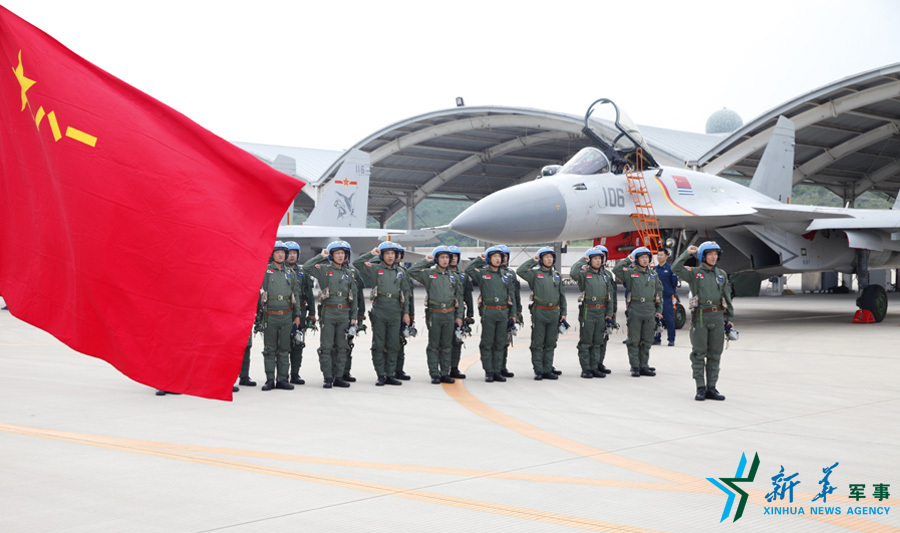 ↑軍旗招展，航空驕子對藍(lán)天宣誓。