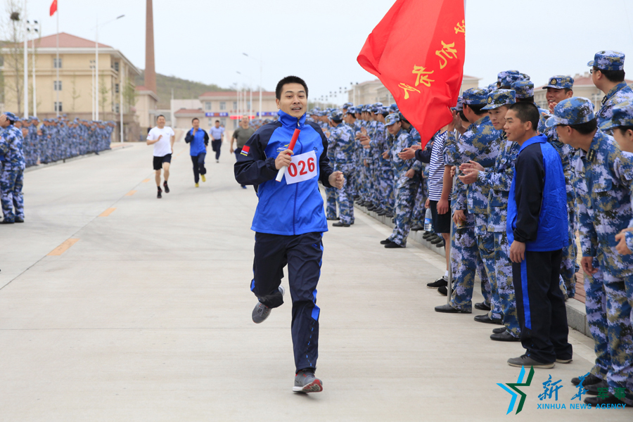 ↑資料圖片：深藍薪火杯長跑接力賽，張超跑最后一棒到達終點。