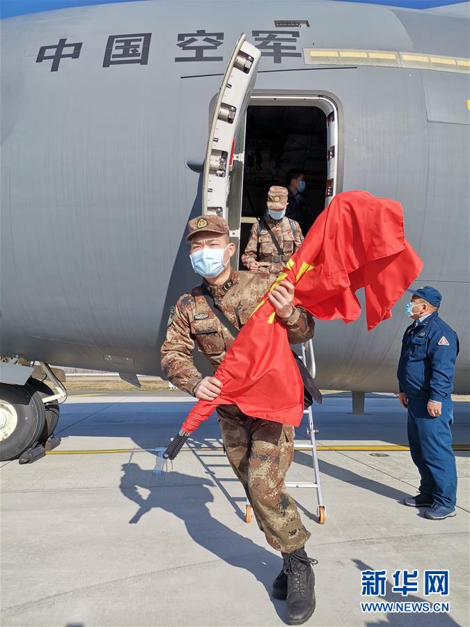 （聚焦疫情防控·圖文互動）（5）空軍第四次向武漢大規(guī)?？者\(yùn)醫(yī)療隊員和物資