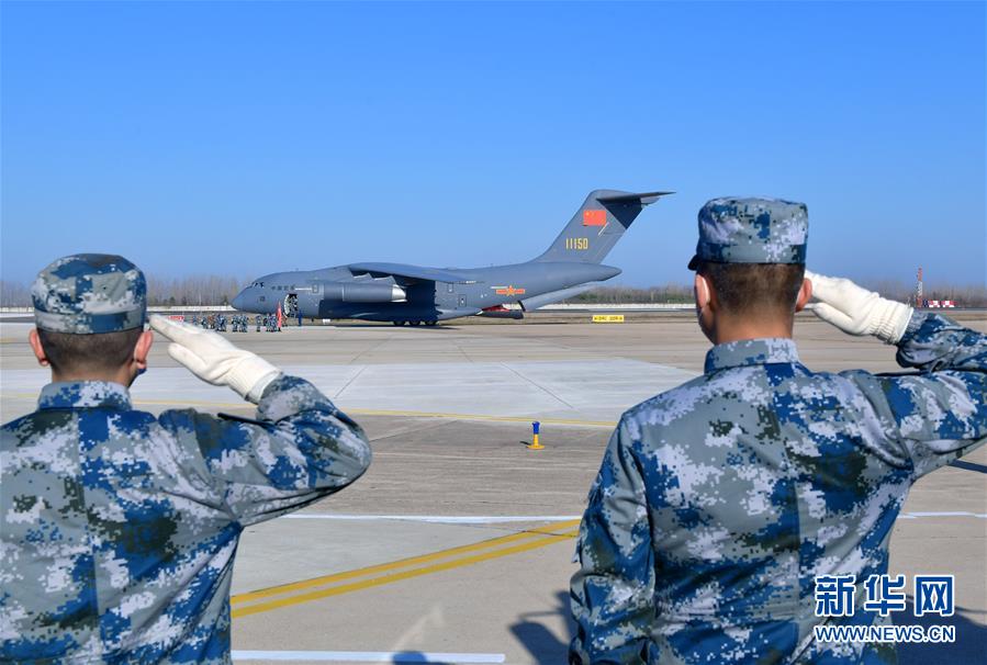 （聚焦疫情防控·圖文互動）（12）空軍第四次向武漢大規(guī)模空運(yùn)醫(yī)療隊員和物資