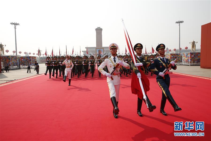 （在習(xí)近平強(qiáng)軍思想指引下·我們?cè)趹?zhàn)位報(bào)告·圖文互動(dòng)）（2）護(hù)衛(wèi)國(guó)旗　重于生命——中國(guó)人民解放軍儀仗大隊(duì)國(guó)旗護(hù)衛(wèi)隊(duì)執(zhí)行國(guó)旗升降任務(wù)記事