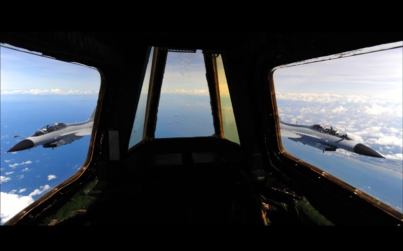 沈玲作品：廣空航空兵部隊新型戰(zhàn)機海上加受油訓練