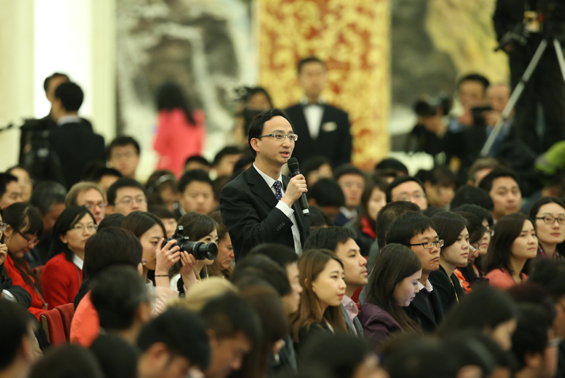 3月15日，國務(wù)院總理李克強(qiáng)在北京人民大會(huì)堂與中外記者見面，并回答記者提問。這是一位記者在提問。 新華社記者 龐興雷 攝