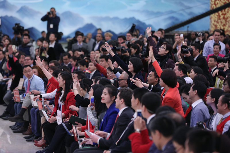 3月15日，國務(wù)院總理李克強(qiáng)在北京人民大會(huì)堂與中外記者見面，并回答記者提問。這是記者舉手爭取提問機(jī)會(huì)。 新華社記者 才揚(yáng) 攝