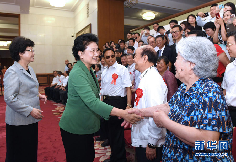 6月16日，中共中央政治局委員、國務(wù)院副總理劉延?xùn)|在北京看望出席中國人口福利基金會成立30周年座談會的歷屆“中華人口獎”獲獎?wù)叽怼Ｐ氯A社記者 饒愛民 攝