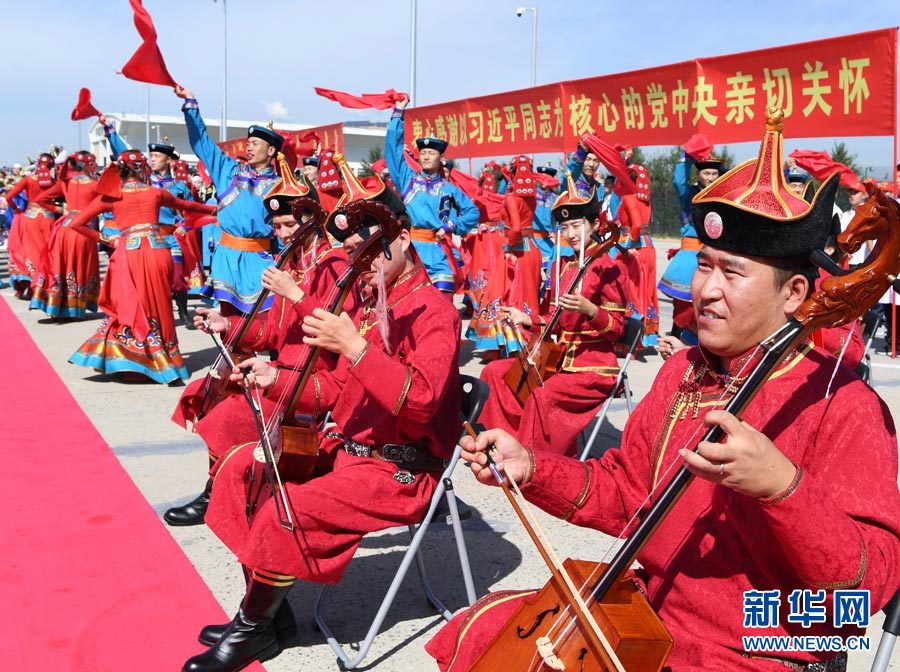 8月7日，以中共中央政治局常委、全國政協(xié)主席俞正聲為團長的中央代表團飛抵呼和浩特，出席內(nèi)蒙古自治區(qū)成立70周年慶祝活動。中央代表團在機場受到內(nèi)蒙古各族群眾的熱烈歡迎。新華社記者 張領(lǐng) 攝