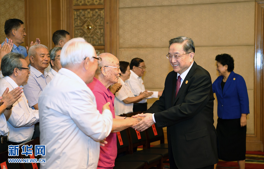 8月7日，中共中央政治局常委、全國政協(xié)主席、中央代表團(tuán)團(tuán)長俞正聲在內(nèi)蒙古新城賓館會見內(nèi)蒙古自治區(qū)離退休老同志和各族各界群眾代表，并與他們合影留念。新華社記者 張領(lǐng) 攝