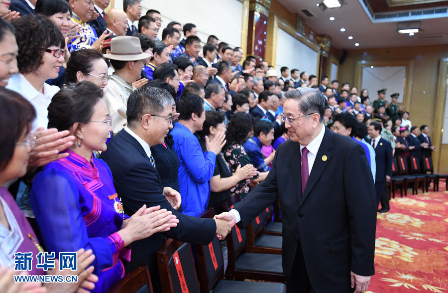 8月7日，中共中央政治局常委、全國政協(xié)主席、中央代表團(tuán)團(tuán)長俞正聲在內(nèi)蒙古新城賓館會見內(nèi)蒙古自治區(qū)離退休老同志和各族各界群眾代表，并與他們合影留念。新華社記者 張領(lǐng) 攝