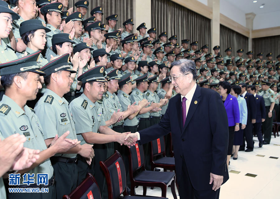 8月7日，中共中央政治局常委、全國政協(xié)主席、中央代表團(tuán)團(tuán)長俞正聲率代表團(tuán)部分成員分別赴內(nèi)蒙古軍區(qū)、武警內(nèi)蒙古總隊(duì)、武警內(nèi)蒙古森林總隊(duì)慰問，并會(huì)見自治區(qū)政法干警代表。這是俞正聲會(huì)見內(nèi)蒙古軍區(qū)指戰(zhàn)員。新華社記者 張領(lǐng) 攝