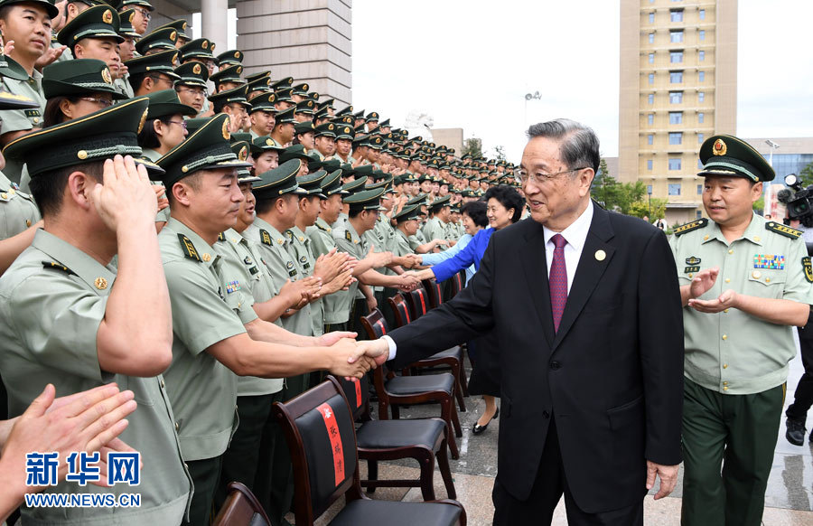 8月7日，中共中央政治局常委、全國政協(xié)主席、中央代表團(tuán)團(tuán)長俞正聲率代表團(tuán)部分成員分別赴內(nèi)蒙古軍區(qū)、武警內(nèi)蒙古總隊(duì)、武警內(nèi)蒙古森林總隊(duì)慰問，并會(huì)見自治區(qū)政法干警代表。這是俞正聲會(huì)見武警內(nèi)蒙古總隊(duì)官兵。新華社記者 張領(lǐng) 攝