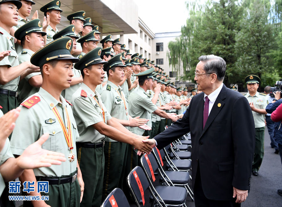 8月7日，中共中央政治局常委、全國政協(xié)主席、中央代表團(tuán)團(tuán)長俞正聲率代表團(tuán)部分成員分別赴內(nèi)蒙古軍區(qū)、武警內(nèi)蒙古總隊(duì)、武警內(nèi)蒙古森林總隊(duì)慰問，并會(huì)見自治區(qū)政法干警代表。這是俞正聲會(huì)見武警內(nèi)蒙古森林總隊(duì)官兵。新華社記者 張領(lǐng) 攝