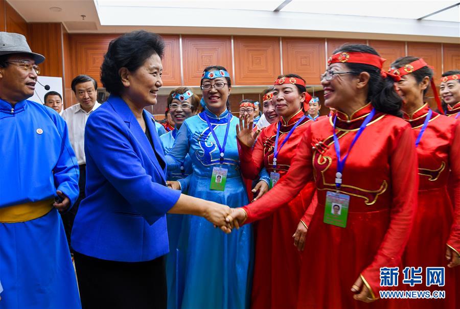 8月9日，中共中央政治局委員、國(guó)務(wù)院副總理、中央代表團(tuán)副團(tuán)長(zhǎng)劉延?xùn)|率中央代表團(tuán)二分團(tuán)到赤峰看望慰問(wèn)各族干部群眾。這是劉延?xùn)|在赤峰市群眾藝術(shù)館和群眾親切交談。新華社記者 連振 攝