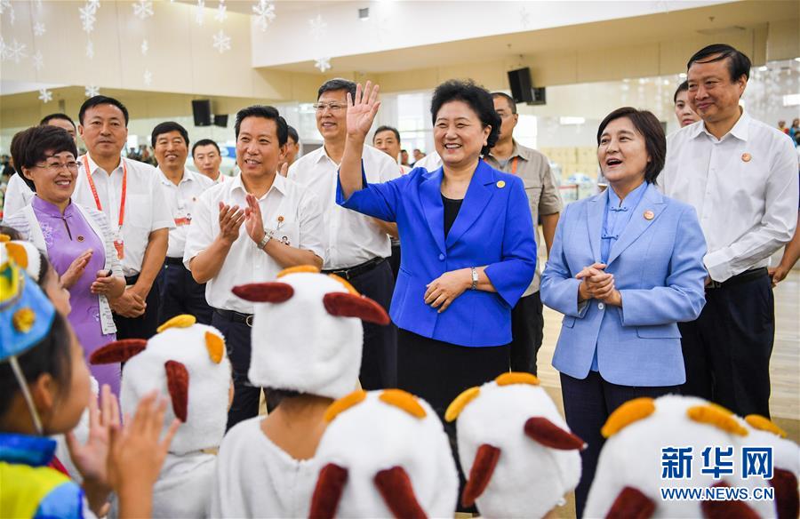 8月9日，中共中央政治局委員、國(guó)務(wù)院副總理、中央代表團(tuán)副團(tuán)長(zhǎng)劉延?xùn)|率中央代表團(tuán)二分團(tuán)到赤峰看望慰問(wèn)各族干部群眾。這是劉延?xùn)|在赤峰市青少年宮與青少年熱烈互動(dòng)。新華社記者 連振 攝