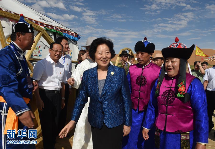 8月10日，中共中央政治局委員、中央統(tǒng)戰(zhàn)部部長、中央代表團副團長孫春蘭率中央代表團三分團繼續(xù)在內(nèi)蒙古自治區(qū)阿拉善盟看望慰問，把以習(xí)近平同志為核心的黨中央的親切關(guān)懷和全國各族人民的美好祝福帶給阿拉善各族各界干部群眾。這是孫春蘭在牧民張輝生（右二）家了解生產(chǎn)生活情況。新華社記者 任軍川 攝