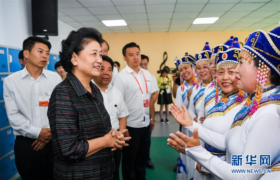 8月11日，中共中央政治局委員、國務(wù)院副總理、中央代表團副團長劉延?xùn)|率中央代表團二分團，看望慰問烏蘭察布各族干部群眾，轉(zhuǎn)達以習(xí)近平同志為核心的黨中央的親切關(guān)懷和全國人民的美好祝愿。這是劉延?xùn)|在考察察哈爾社區(qū)時與居民們親切交談。新華社記者 連振 攝