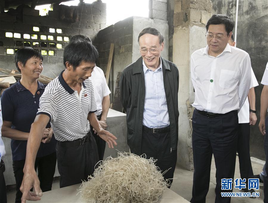 9月3日至5日，中共中央政治局常委、中央紀委書記、中央巡視工作領導小組組長王岐山在湖南省調(diào)研并主持召開巡察工作座談會。這是9月4日，王岐山在瀏陽市官橋鎮(zhèn)石灰嘴村貧困戶家中了解脫貧情況。新華社記者 王曄 攝

