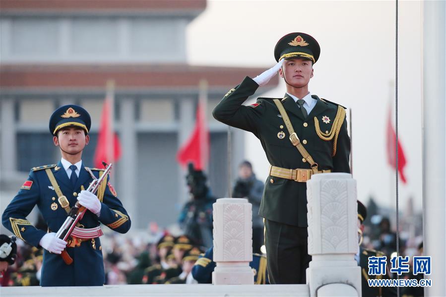 （社會(huì)）（4）人民解放軍首次執(zhí)行天安門(mén)廣場(chǎng)升國(guó)旗任務(wù) 