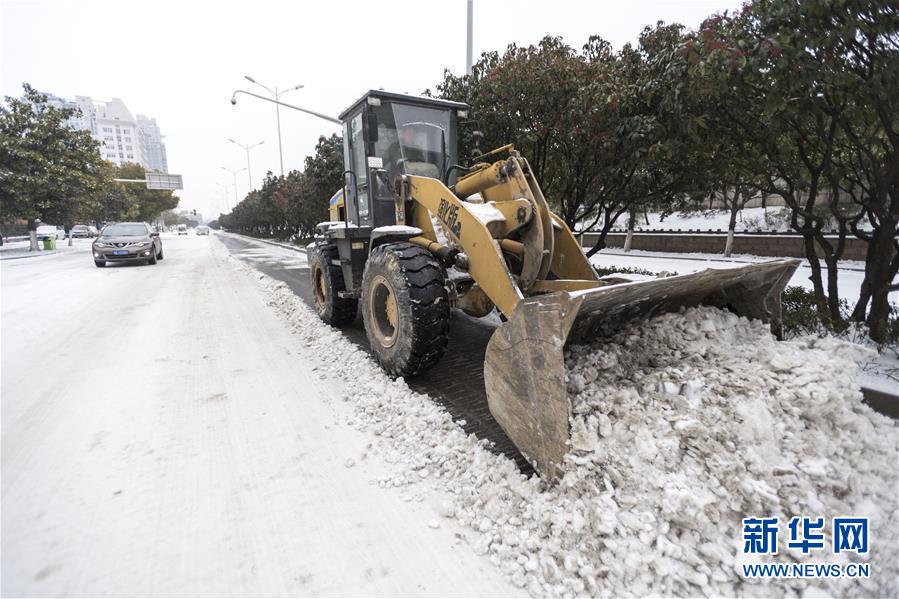 （新華全媒頭條）（9）雨雪冰凍中，他們奮力前行——基層黨員干群抗擊冰雪災(zāi)害紀(jì)實(shí)