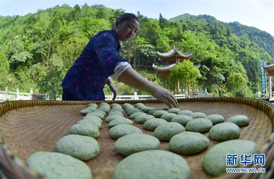 #（社會(huì)）（1）湖北宣恩：花草搓揉出的土家美味