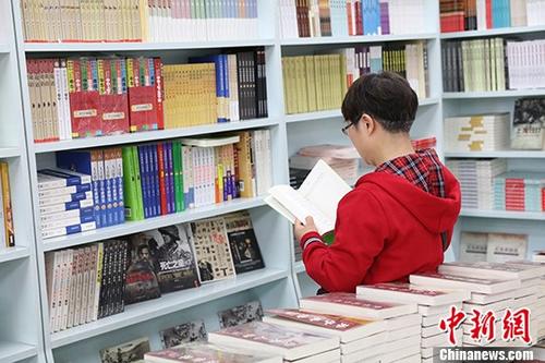 5月9日，一女子在哈爾濱市某書(shū)店選購(gòu)圖書(shū)。從5月1日至5月4日，全國(guó)32家紙廠宣布漲價(jià)，各紙種漲價(jià)幅度為每噸100元至300元不等。對(duì)此，出版行業(yè)業(yè)內(nèi)人士表示“因?yàn)榧垙垉r(jià)格上漲，直接造成了出版成本的明顯增加，出版行業(yè)只能被迫對(duì)圖書(shū)定價(jià)進(jìn)行調(diào)整。”
<a target='_blank' >中新社</a>記者 于琨 攝