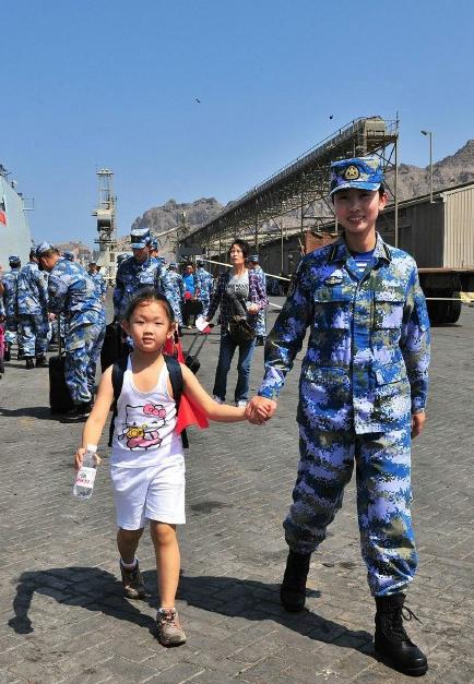 2015年3月，也門，海軍女戰(zhàn)士牽著一名小女孩的手準(zhǔn)備登上軍艦。