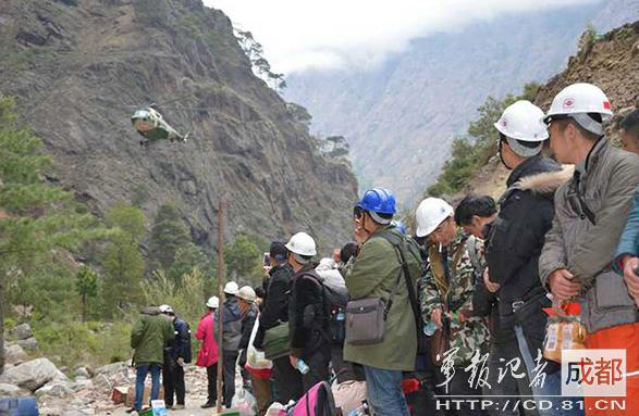 2015年4月，因地震被困尼泊爾的中國公民準(zhǔn)備登機