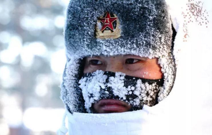 2018年2月5日，駐守在漠河縣北極村的北部戰(zhàn)區(qū)陸軍某部官兵在執(zhí)勤（來源：新華社）