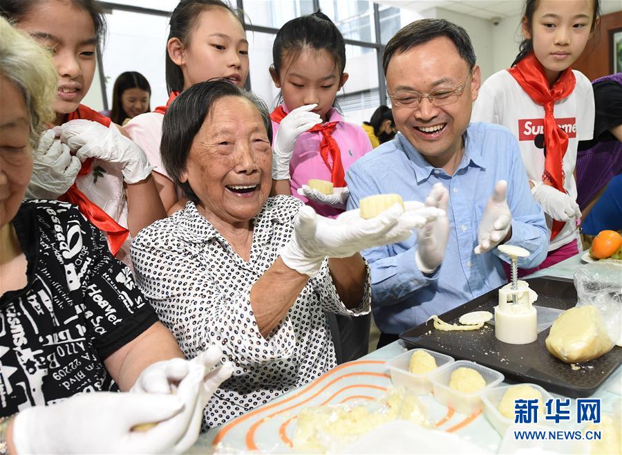 （社會(huì)）（1）南京：愛(ài)心人士與南京大屠殺幸存者共迎中秋