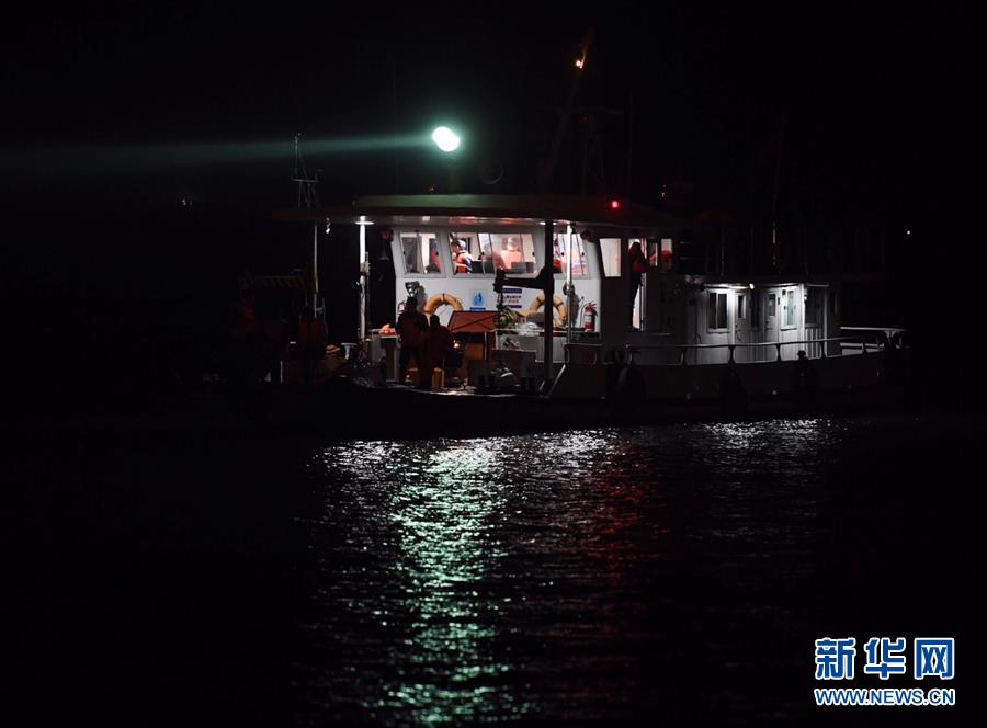 （重慶公交車墜江事故·圖文互動）（2）夜幕降臨，重慶萬州公交客車墜江事故救援工作仍在進行中