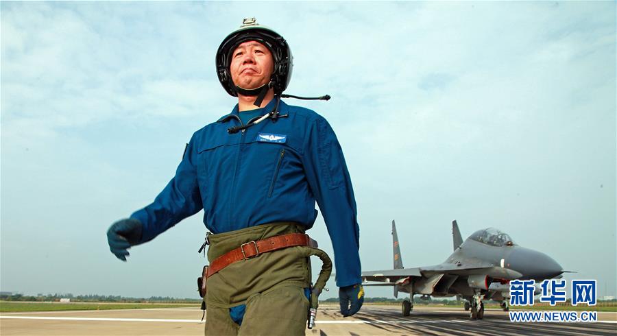 （新華全媒頭條·圖文互動）（1）戰(zhàn)鷹，為祖國奮飛——記空軍航空兵某旅旅長、特級飛行員郝井文