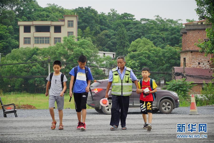 （新華全媒頭條·圖文互動(dòng)）（11）凝聚民族復(fù)興的精神偉力——以習(xí)近平同志為核心的黨中央重視思想道德建設(shè)關(guān)心關(guān)愛道德模范紀(jì)實(shí)