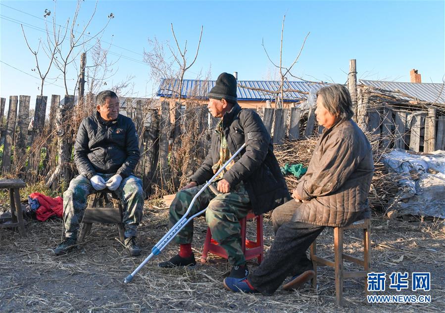 （在習(xí)近平新時代中國特色社會主義思想指引下——新時代新作為新篇章·總書記關(guān)心的百姓身邊事·圖文互動）（4）一本“村官”日記里的扶貧路——小故事里的大情懷之四