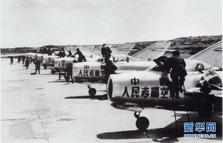 （新華全媒頭條·人民空軍70年·圖文互動）（3）陽光照耀奮飛的航程——黨中央、中央軍委和習主席關心人民空軍建設發(fā)展紀實