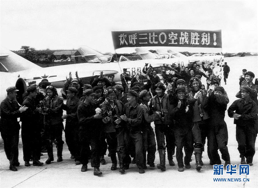 （新華全媒頭條·人民空軍70年·圖文互動）（4）陽光照耀奮飛的航程——黨中央、中央軍委和習主席關心人民空軍建設發(fā)展紀實