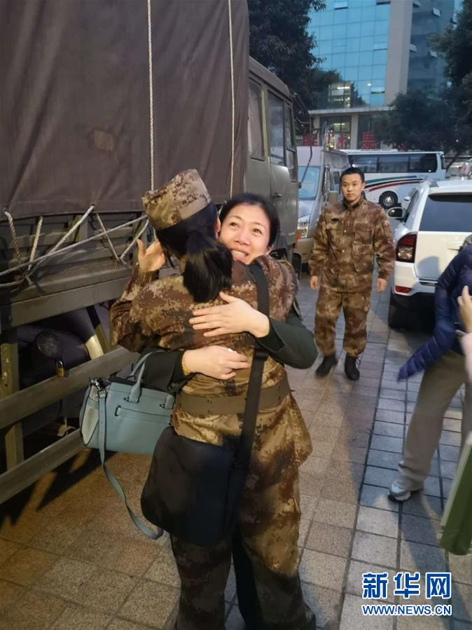 （新型肺炎疫情防控）（1）陸軍軍醫(yī)大學醫(yī)療隊連夜馳援武漢