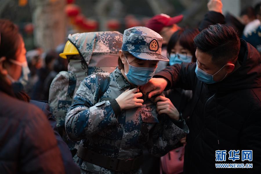 （新型肺炎疫情防控·圖文互動）（1）除夕夜，他們這樣出征——空軍軍醫(yī)大學醫(yī)療隊出征武漢疫區(qū)見聞