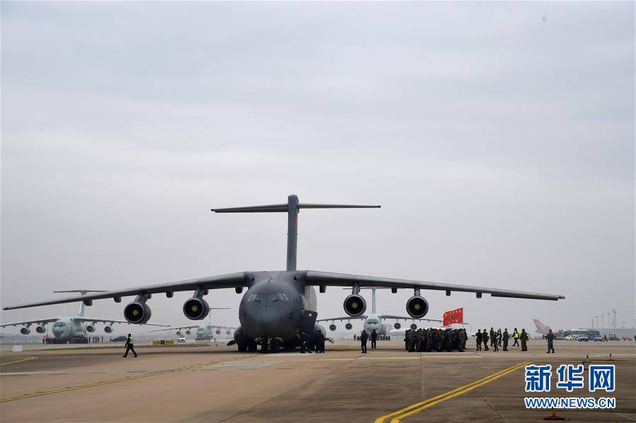 （聚焦疫情防控·圖文互動）（8）空軍出動3型11架運輸機(jī)多地同步向武漢空運醫(yī)療隊員